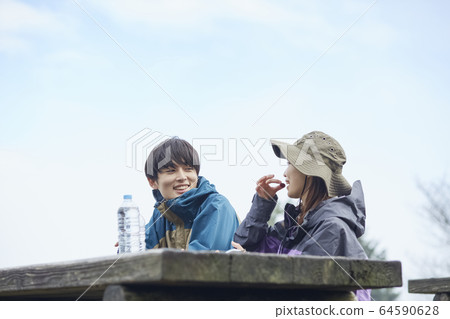 夫婦在山上休息 64590628