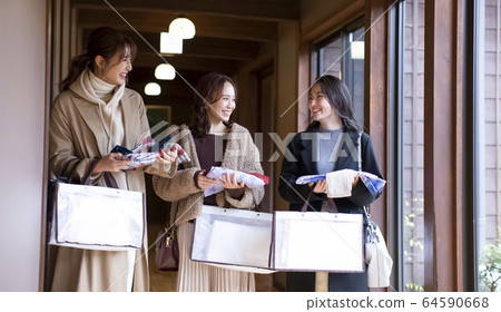 Women and friends enjoying a hot spring trip 64590668