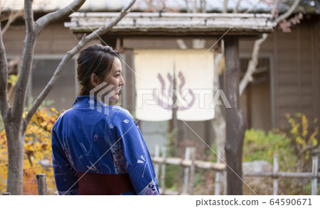 Woman enjoying a hot spring trip 64590671