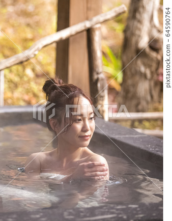 Woman enjoying a hot spring trip 64590764