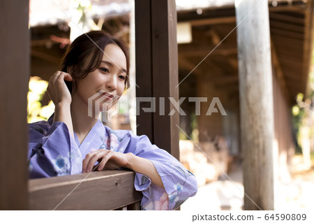 Woman enjoying a hot spring trip 64590809