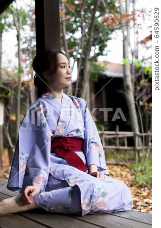 享受溫泉旅行的婦女 64590829