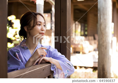 Woman enjoying a hot spring trip 64590837