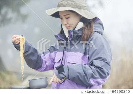 女人在山頂上吃 64590840