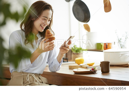 A woman eating breakfast　 64590954