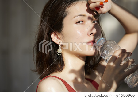 一個女人喝水 一個女人喝水 64590960