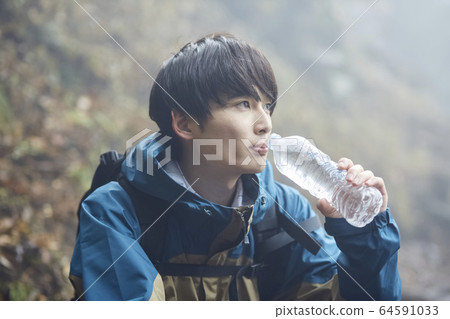 A man resting in the mountains 64591033