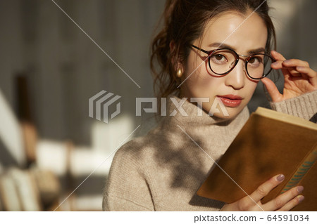 woman reading 64591034