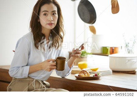 吃早餐的女人』 64591102