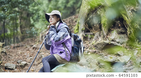 在山上休息的女人 64591103