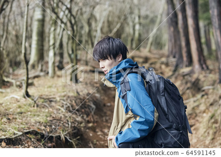 Men climbing 64591145