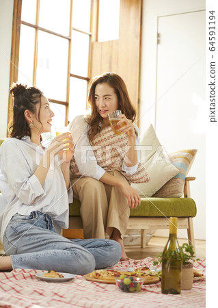 女人和她的朋友一起參加家庭聚會 女人和她的朋友一起參加家庭聚會 64591194