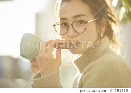 女人享受小吃 64591219