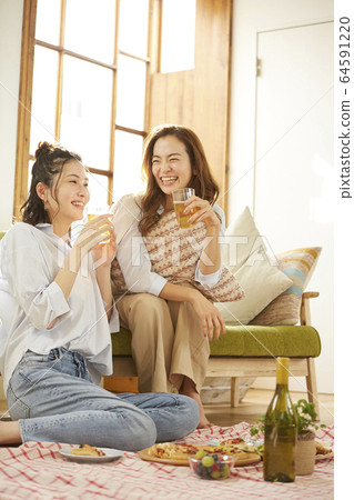 女人和她的朋友一起參加家庭聚會 64591220
