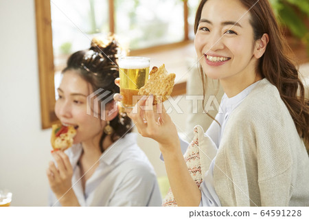 女人和她的朋友一起參加家庭聚會 女人和她的朋友一起參加家庭聚會 64591228