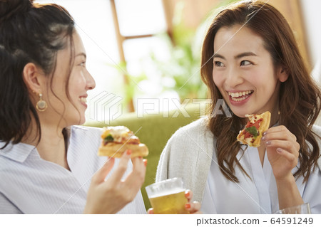 女人和她的朋友一起參加家庭聚會 64591249