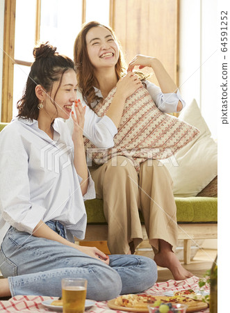 女人和她的朋友一起參加家庭聚會 64591252