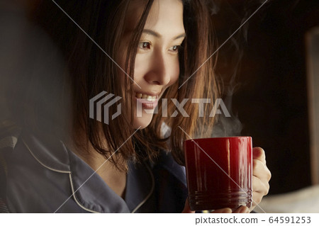 一個女人喝咖啡 64591253