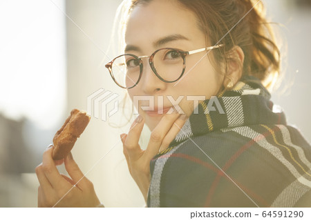 Woman enjoying a snack 64591290