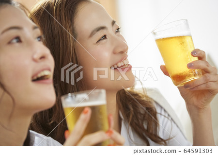 女人和她的朋友一起參加家庭聚會 女人和她的朋友一起參加家庭聚會 64591303