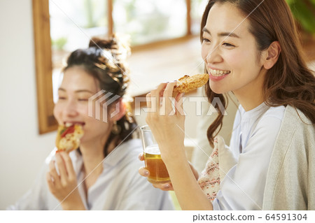 女人和她的朋友一起參加家庭聚會 女人和她的朋友一起參加家庭聚會 64591304