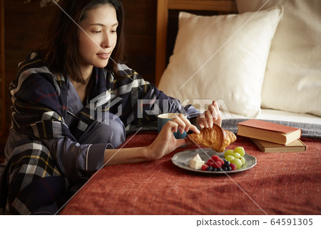 女人在臥室裡吃早餐 女人在臥室裡吃早餐 64591305