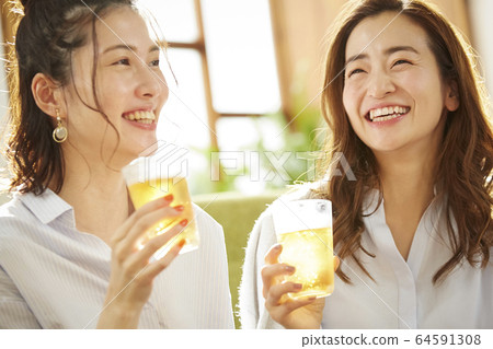 女人和她的朋友一起參加家庭聚會 64591308