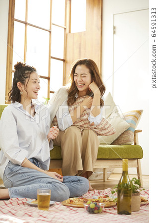 女人和她的朋友一起參加家庭聚會 64591313