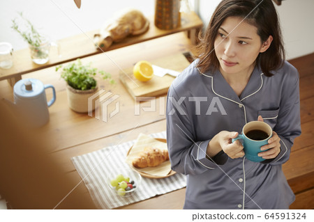 一個女人喝咖啡 一個女人喝咖啡 64591324