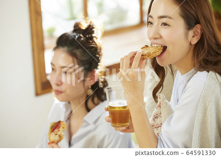 女人和她的朋友一起參加家庭聚會 女人和她的朋友一起參加家庭聚會 64591330