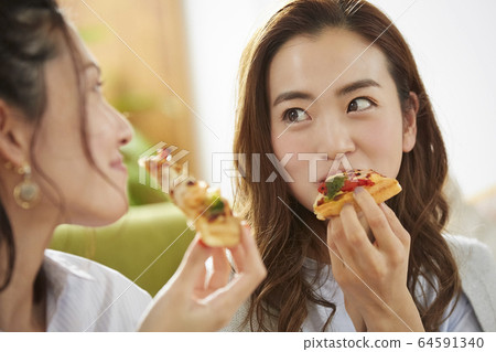 女人和她的朋友一起參加家庭聚會 64591340