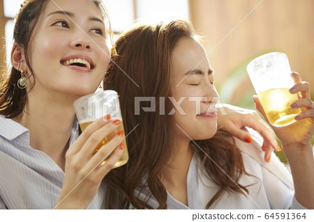 女人和她的朋友一起參加家庭聚會 64591364