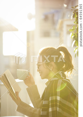 woman reading 64591365