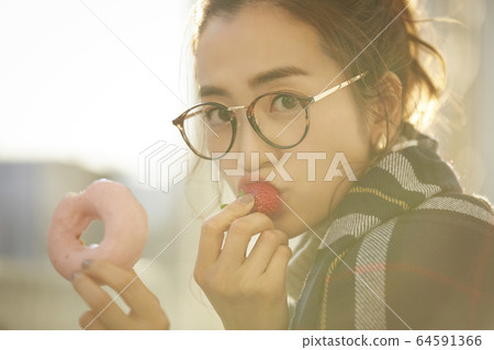 女人享受小吃 64591366