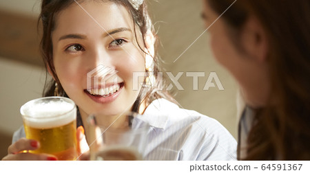 女人和她的朋友一起參加家庭聚會 女人和她的朋友一起參加家庭聚會 64591367