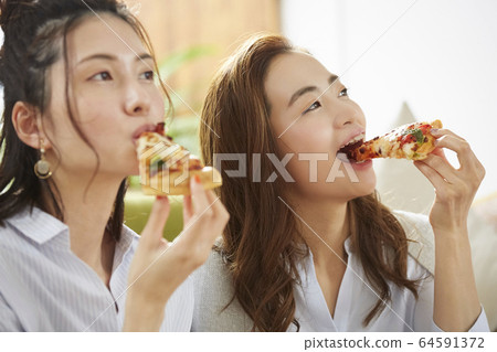 女人和她的朋友一起參加家庭聚會 女人和她的朋友一起參加家庭聚會 64591372