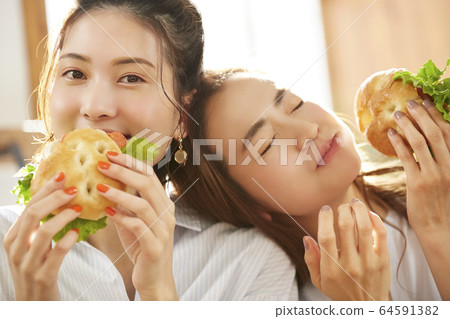 女人和朋友一起吃飯 64591382