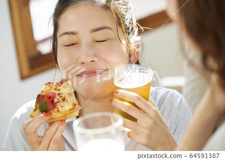 女人和她的朋友一起參加家庭聚會 64591387