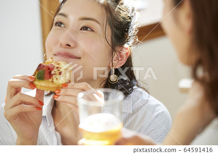 女人和她的朋友一起參加家庭聚會 女人和她的朋友一起參加家庭聚會 64591416