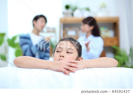 可以與夫妻打架的孩子的形象 64591437