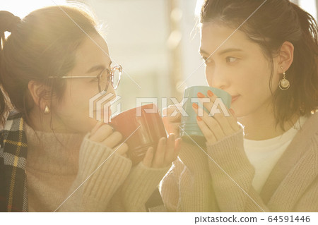 女人和朋友一起享受下午茶時間 女人和朋友一起享受下午茶時間 64591446