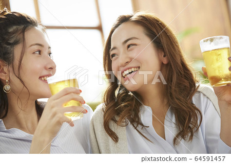 女人和她的朋友一起參加家庭聚會 64591457
