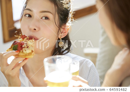 女人和她的朋友一起參加家庭聚會 64591482