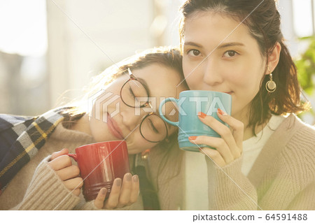 女人和朋友一起享受下午茶時間 女人和朋友一起享受下午茶時間 64591488