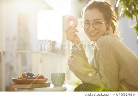 Woman enjoying a snack 64591489