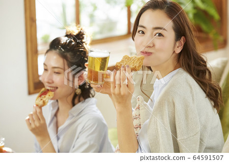 女人和她的朋友一起參加家庭聚會 女人和她的朋友一起參加家庭聚會 64591507