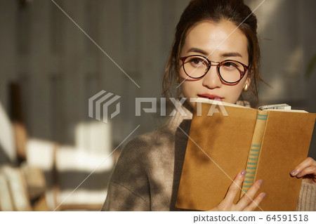 woman reading 64591518