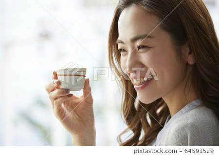 一個女人喝酒 一個女人喝酒 64591529