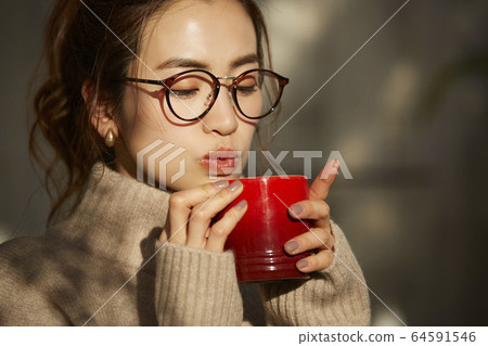 一個女人喝咖啡 64591546