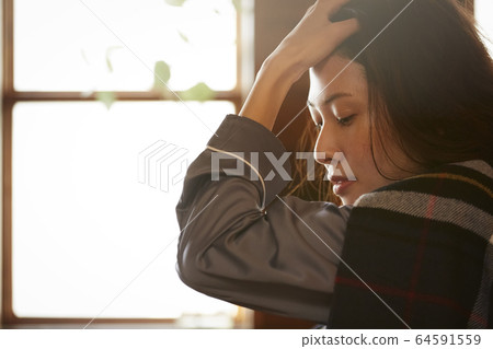 放鬆在臥室的婦女 64591559